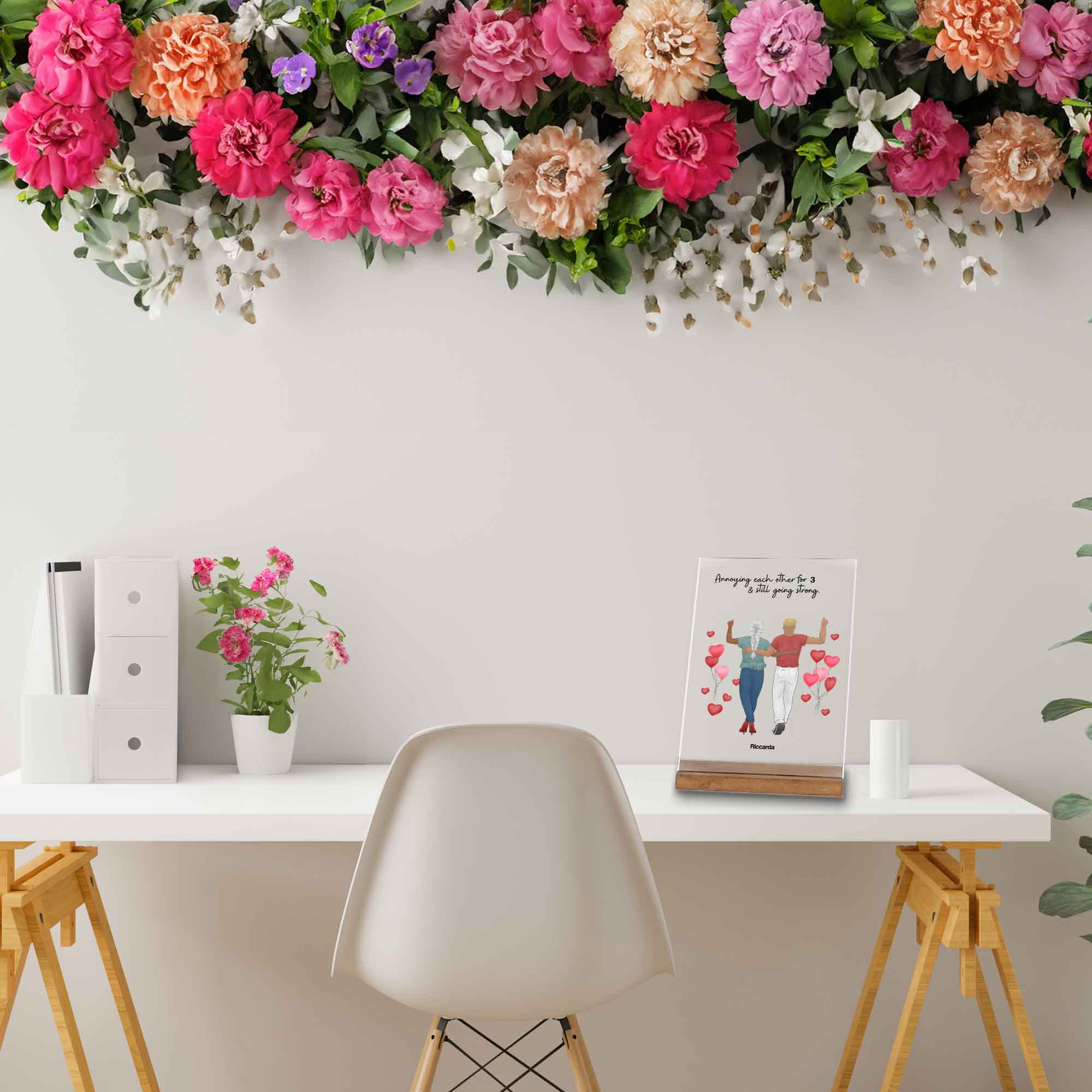 Geschenke fuer Verliebte-Paare-Dekoration auf dem Schreibtisch-mit Blumenkranz