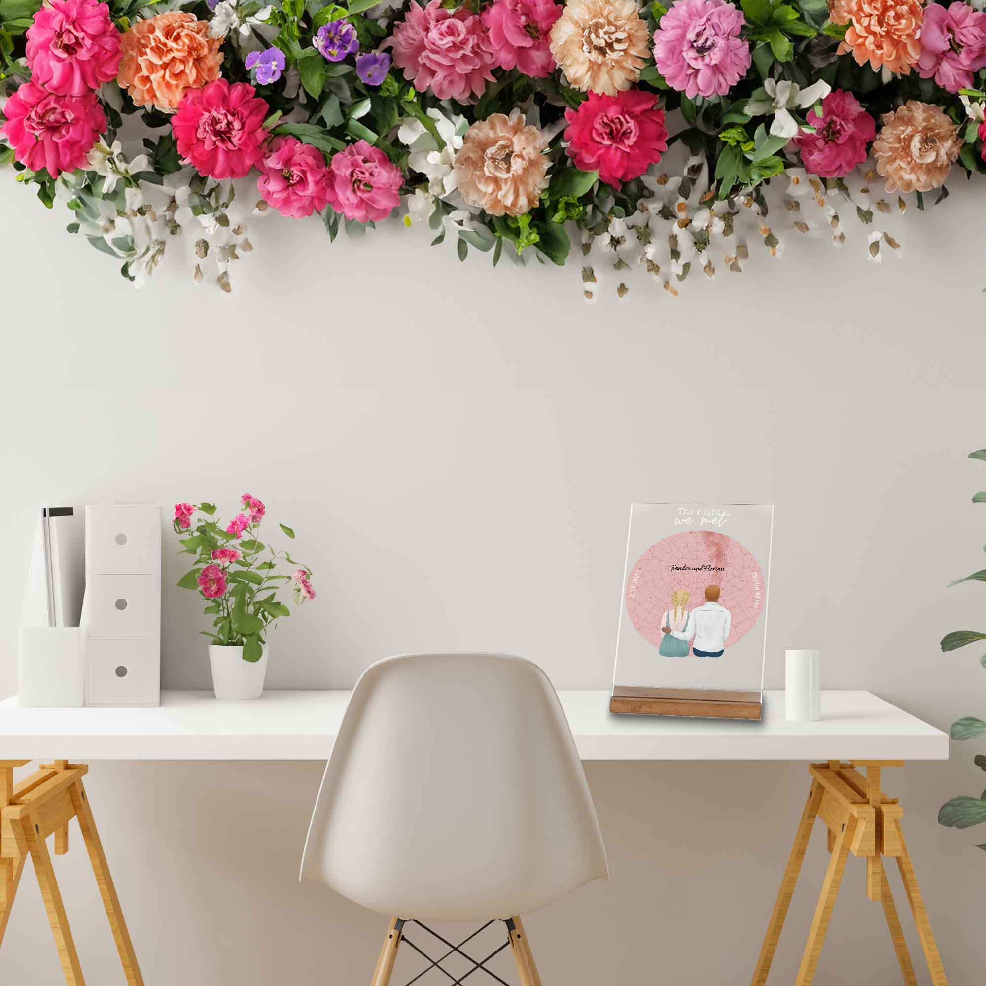 Geburtstagsgeschenk fuer Freundin-Dekoration auf dem Schreibtisch-mit Blumenkranz