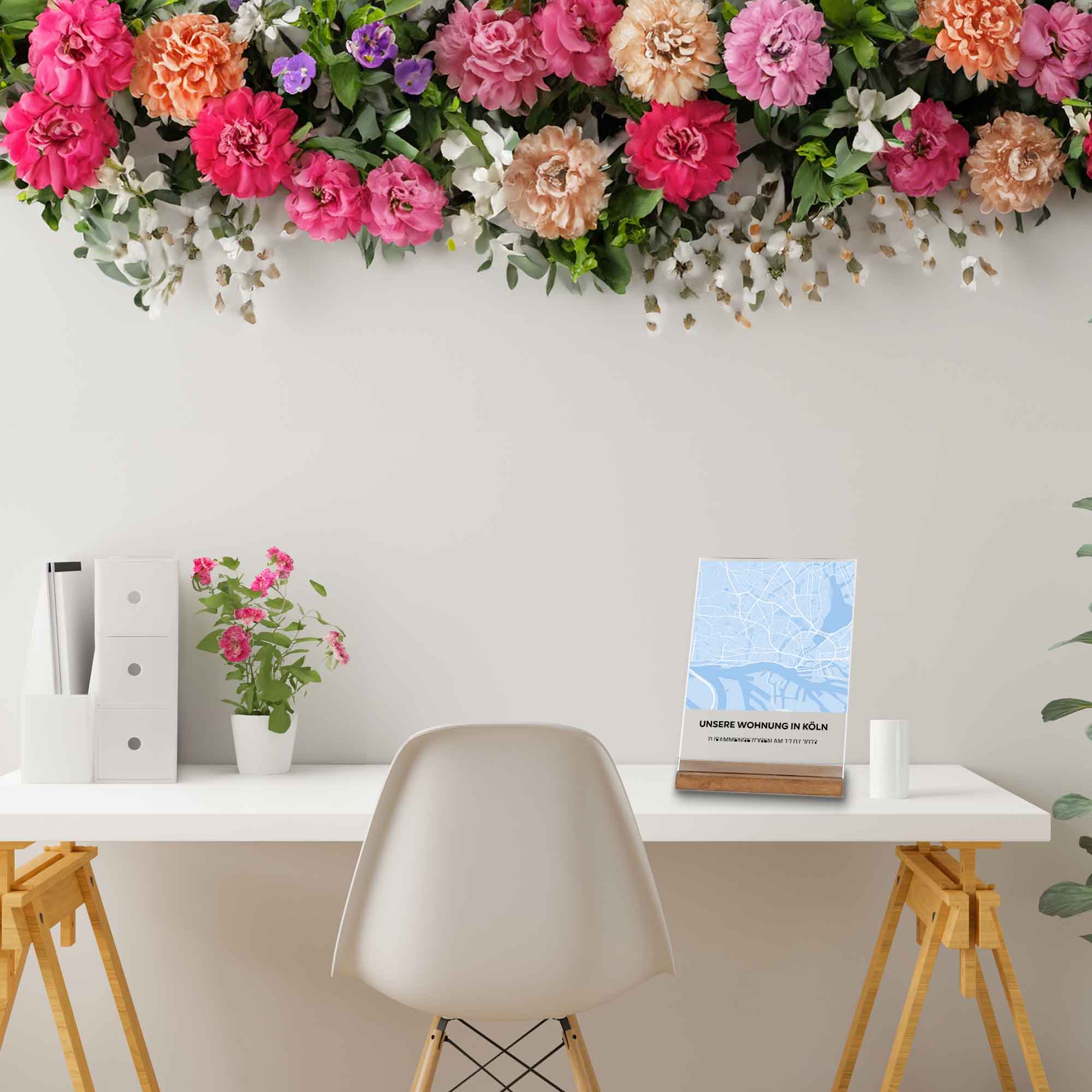 aGeschenk Koeln-Dekoration auf dem Schreibtisch-mit Blumenkranz
