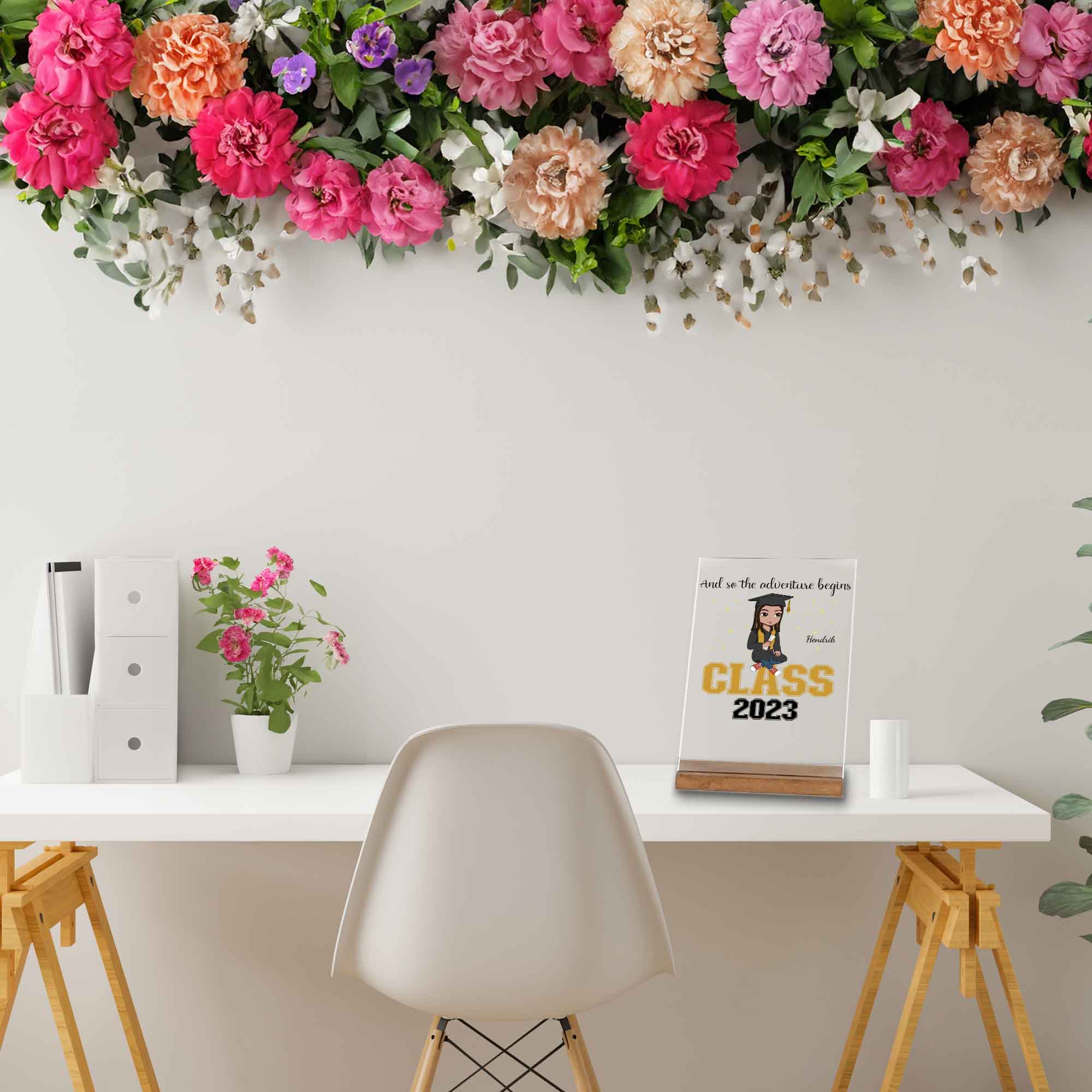 Geschenk fuer Masterarbeit-Dekoration auf dem Schreibtisch-mit Blumenkranz